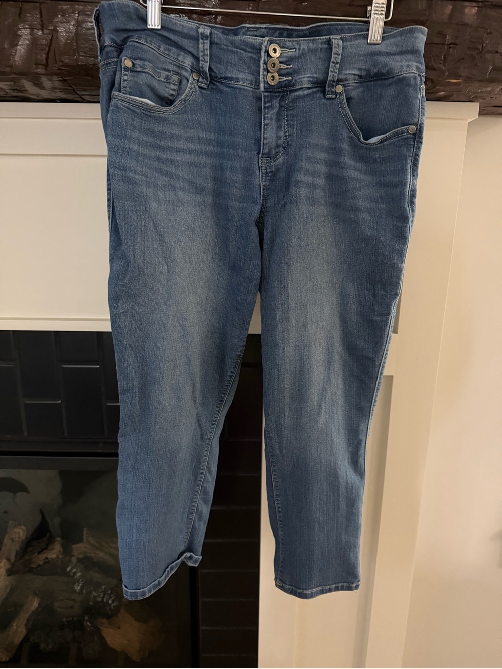 Torrid Size 14 Jegging Crop Jeans Medium Wash 3 Button